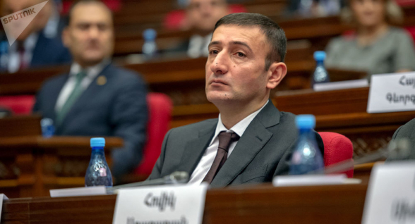 У депутата Бабкена Туняна температура, он сдал тест на коронавирус